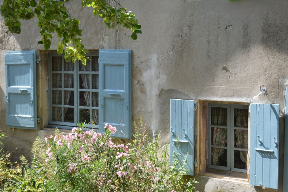 fenêtres avec volet en bois sur une maison ancienne