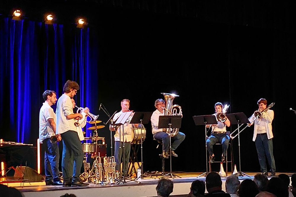 7 musiciens jouant des cuivres