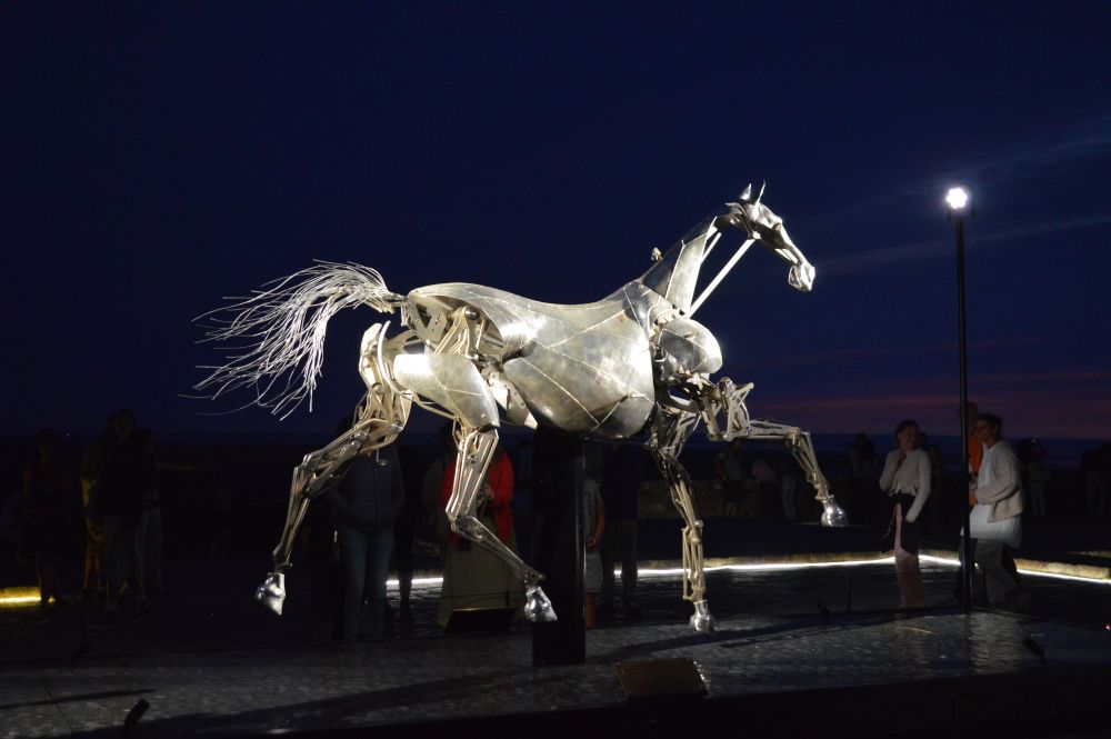 le cheval métallique de la cérémonie d'ouverture des jeux olympiques de Paris 2024