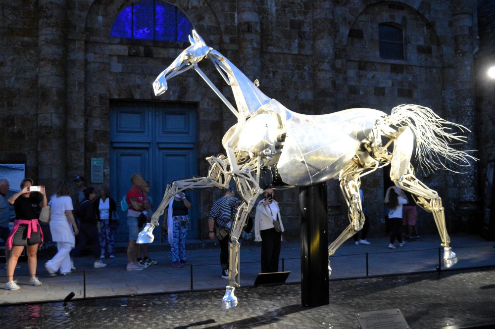 le cheval métallique de la cérémonie d'ouverture des jeux olympiques de Paris 2024