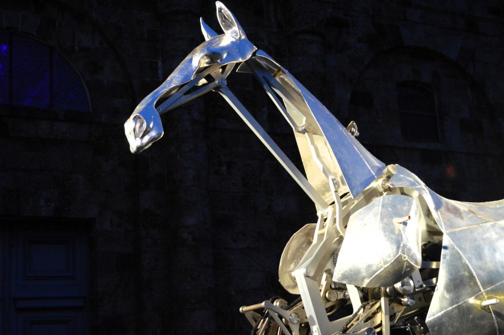 le cheval métallique de la cérémonie d'ouverture des jeux olympiques de Paris 2024