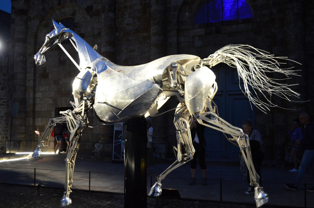 le cheval métallique de la cérémonie d'ouverture des jeux olympiques de Paris 2024