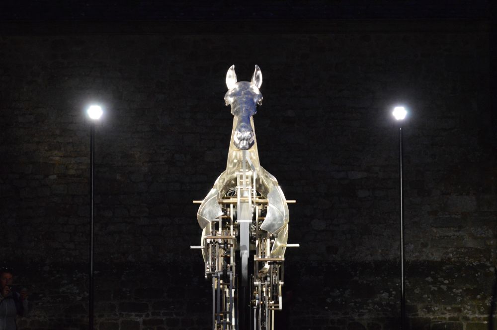le cheval métallique de la cérémonie d'ouverture des jeux olympiques de Paris 2024