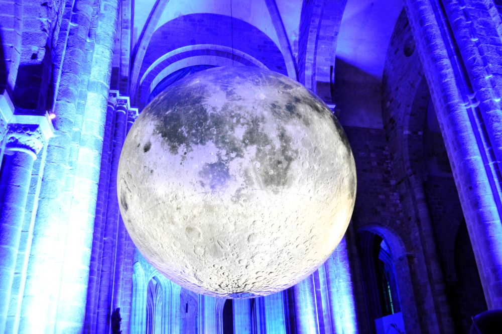 parcours nocturne de l'abbaye du Mont Saint Michel, une Lune géante est installée dans le chœur de l'église
