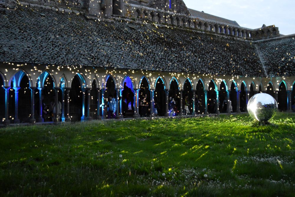 parcours nocturne de l'abbaye du Mont Saint Michel, éclats de lumière dans le cloître