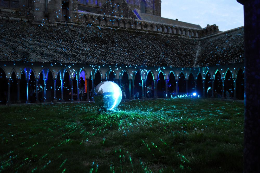 parcours nocturne de l'abbaye du Mont Saint Michel, éclats de lumière dans le cloître
