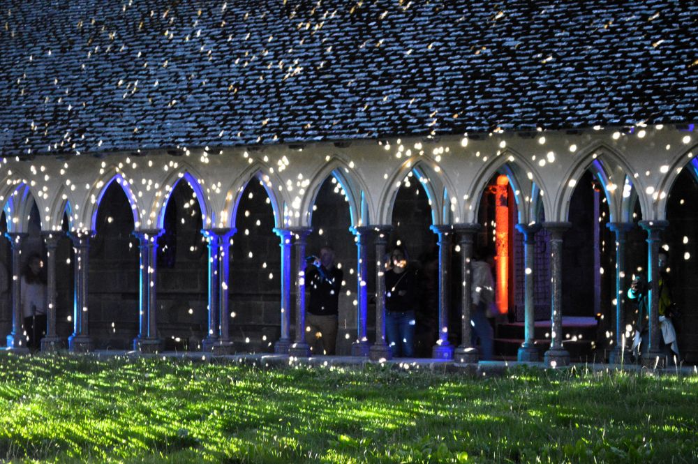 parcours nocturne de l'abbaye du Mont Saint Michel, éclats de lumière dans le cloître