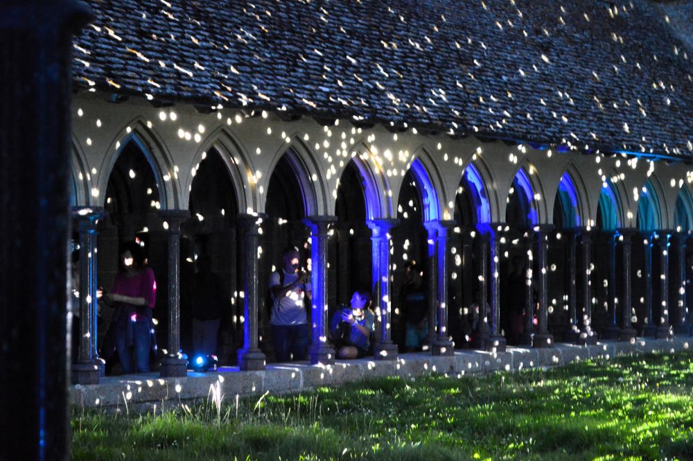 parcours nocturne de l'abbaye du Mont Saint Michel, éclats de lumière dans le cloître