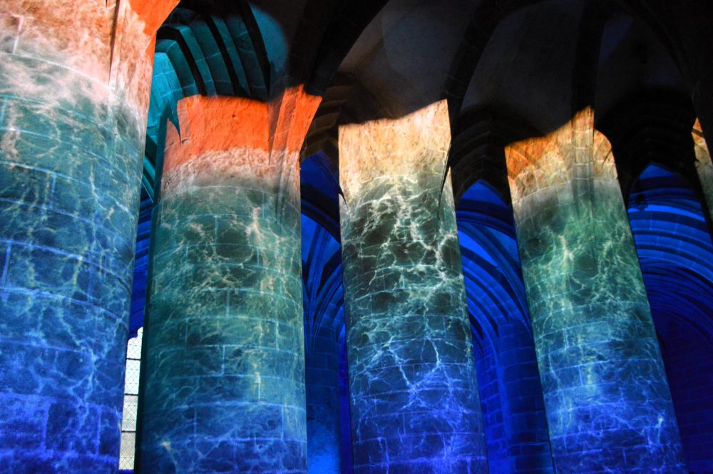 parcours nocturne de l'abbaye du Mont Saint Michel dans la salle des gros piliers