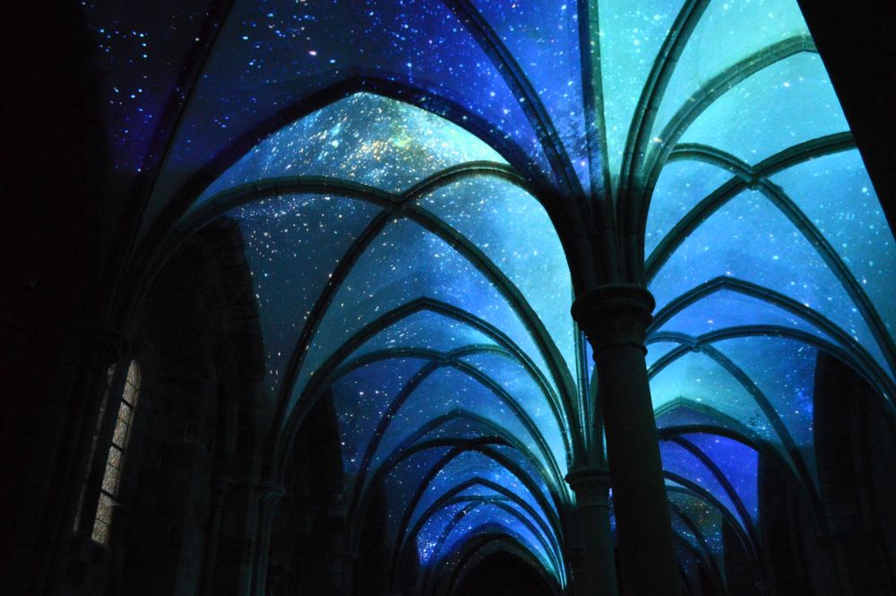 parcours nocturne de l'abbaye du Mont Saint Michel : ciel étoilé dans la salle des hôtes