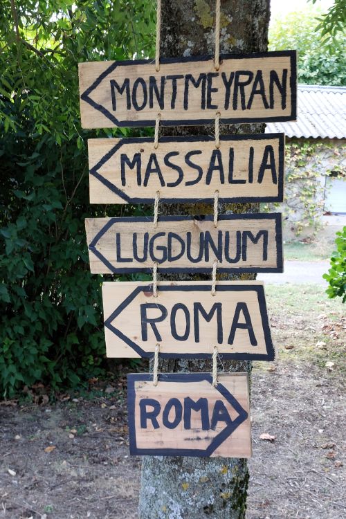 panneaux de signalisation indiquant Roma de tous les côtés