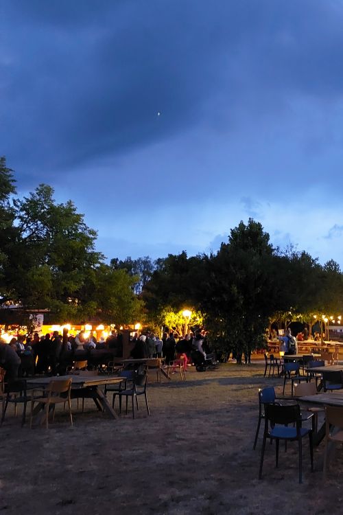 espace de restauration en plein air à la tombée de la nuit