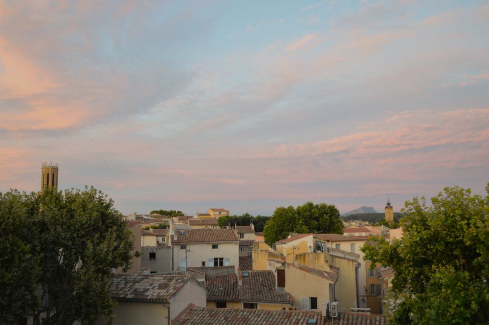 vue sur les toits d'Aix en Provence et la Sainte Victoire au coucher du soleil