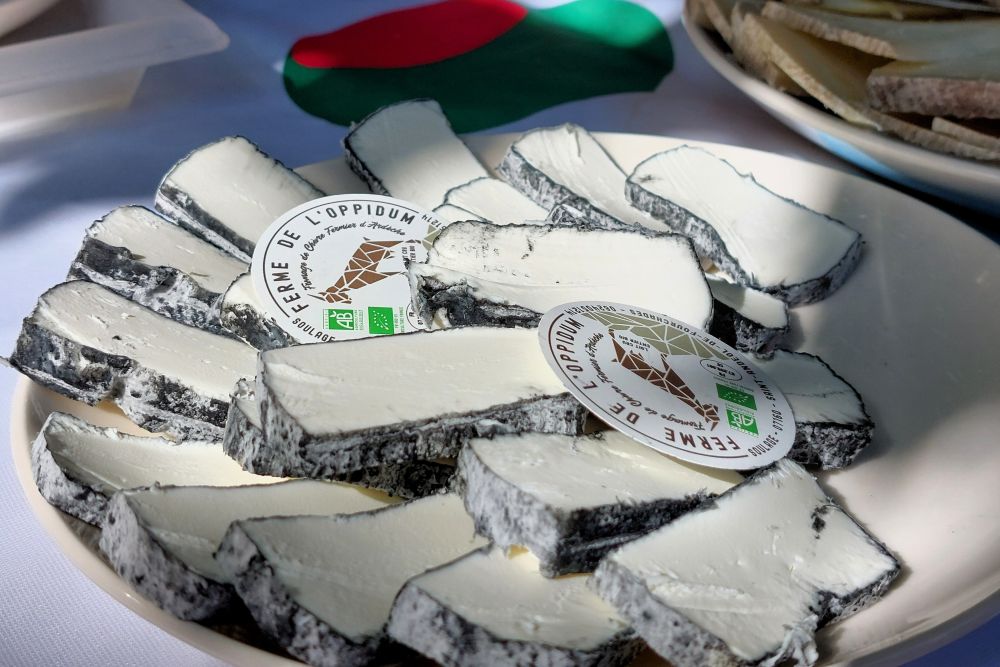 fromage de chèvre cendré de la ferme de l'Oppidum