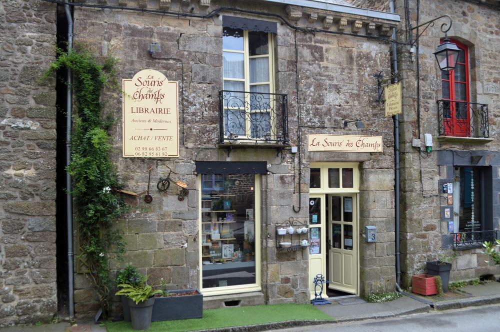 la façade de la librairie La souris des champs à Bécherel