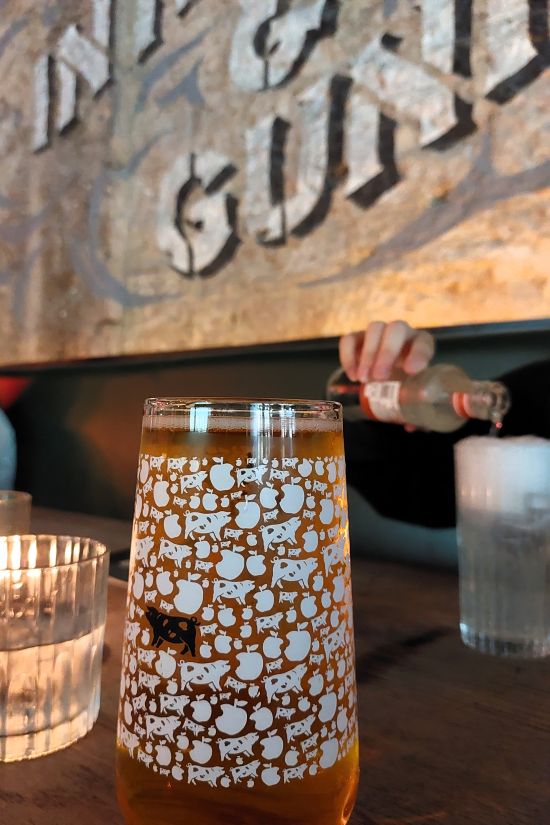 verre de cidre dans un pub