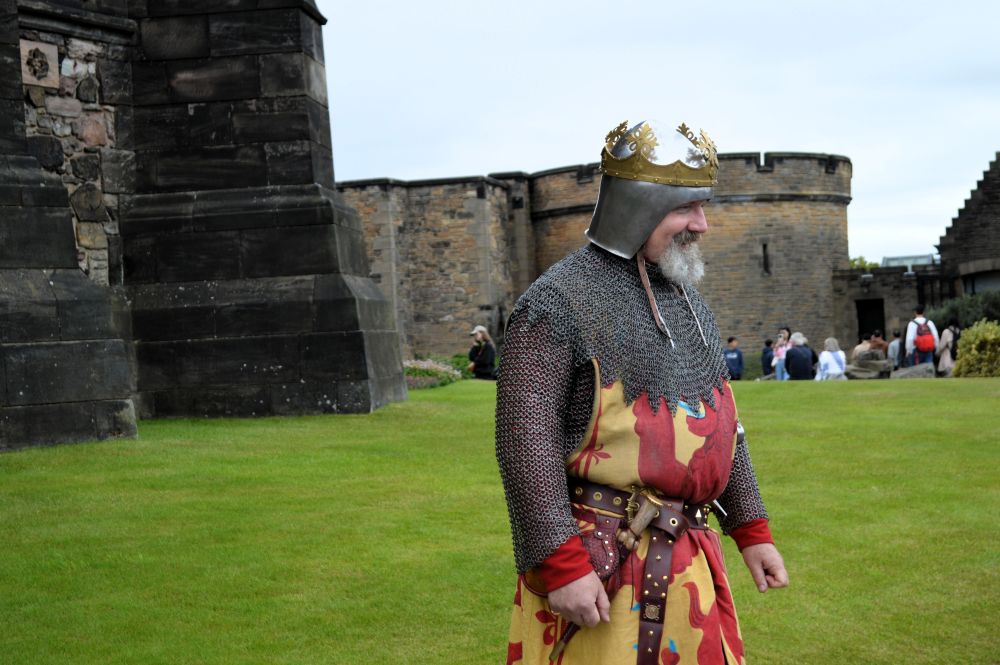 personnage en tenue de chevalier du Moyen Age