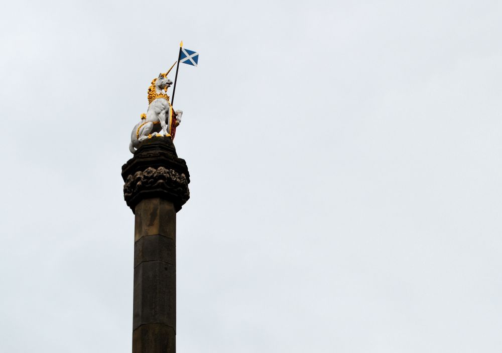 statue représentant une licorne tenant de drapeau de l'Ecosse