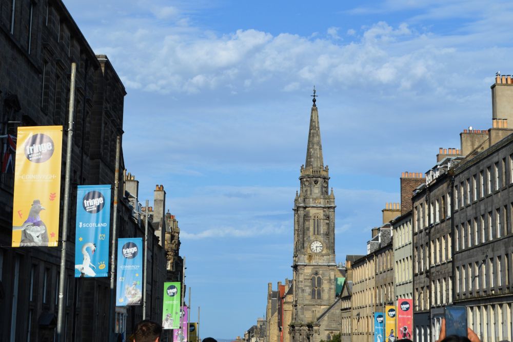 Le Royal Mile d'Edimbourg aux couleurs du Fringe Festival