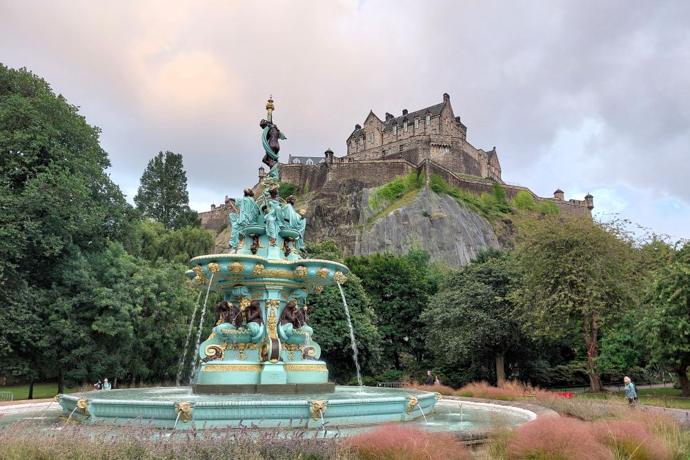 la fontaine Ross et le château d'Edimbourg