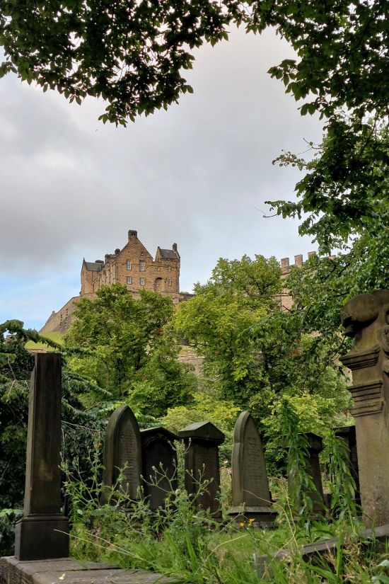  tombes anciennes de St Cuthbert Kirkyard, au pied du château d'Edimbourg