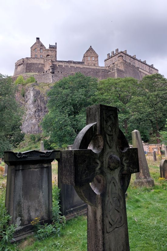  tombes anciennes de St Cuthbert Kirkyard, au pied du château d'Edimbourg