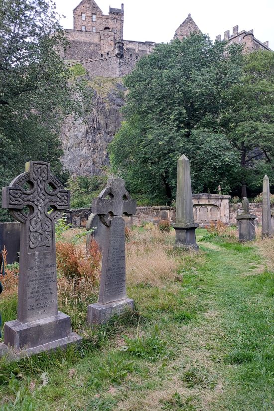  tombes anciennes de St Cuthbert Kirkyard, au pied du château d'Edimbourg