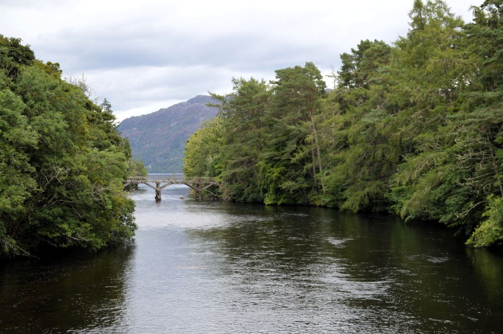 rivière bordée d'arbres à Fort Augustus
