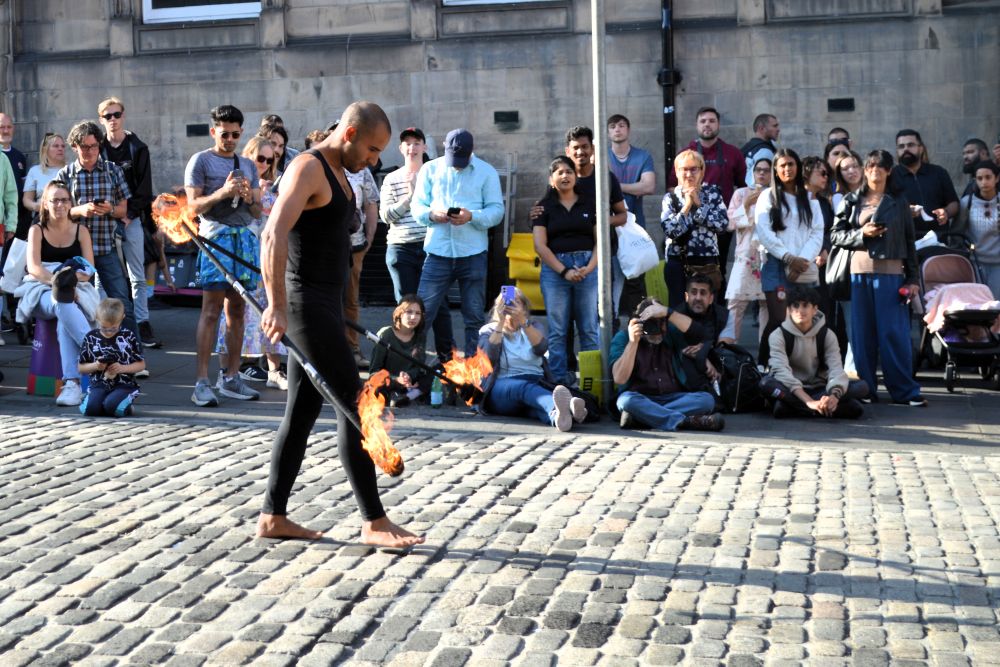 jongleur de feu sur le Royal Mile pendant le Fringe Festival à Edimbourg