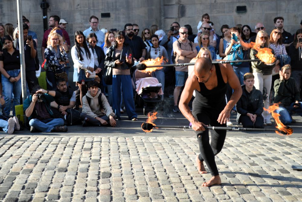 jongleur de feu sur le Royal Mile pendant le Fringe Festival à Edimbourg