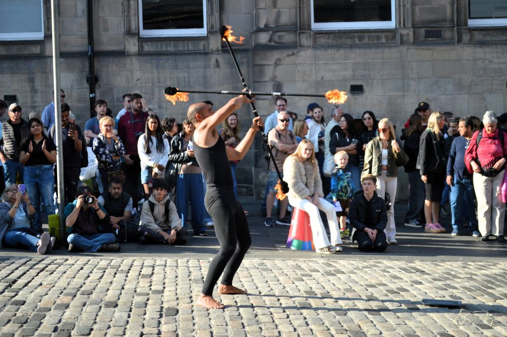 jongleur de feu sur le Royal Mile pendant le Fringe Festival à Edimbourg