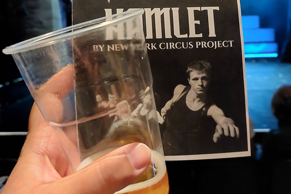 verre et programme de théâtre pour Hamlet