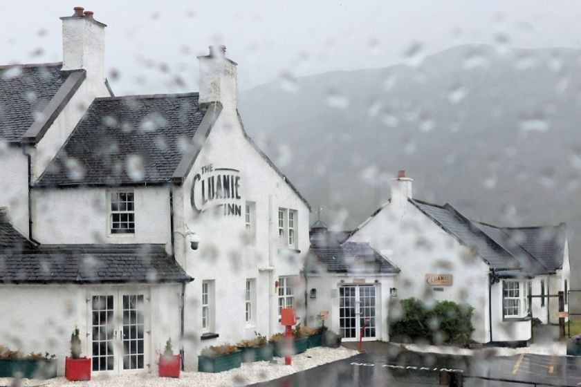 auberge the Cluanie Inn sous la pluie