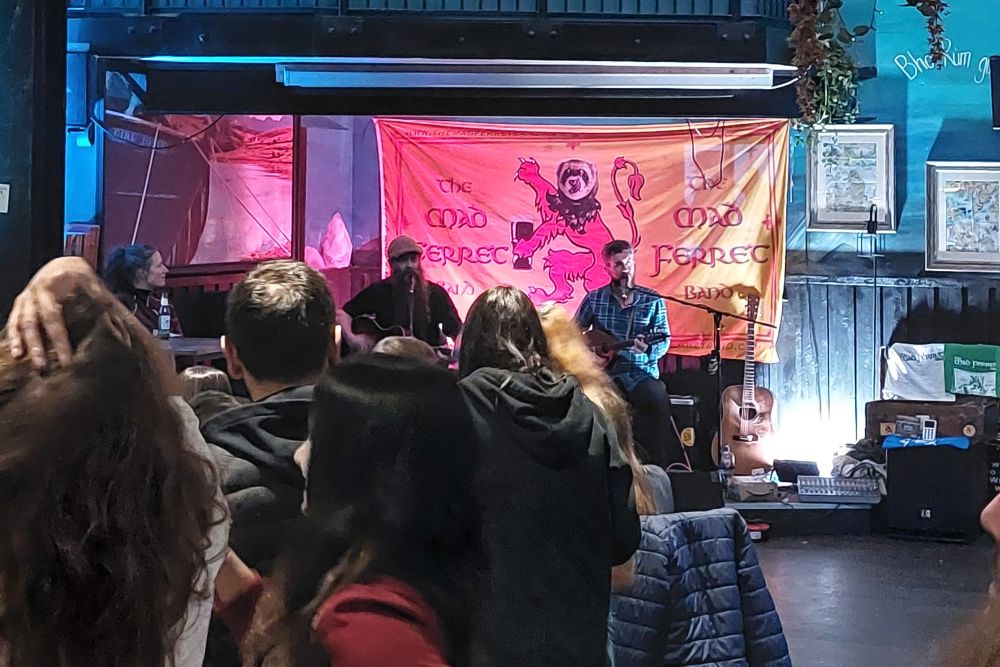 un duo joue de la musique en chantant dans un pub en Ecosse