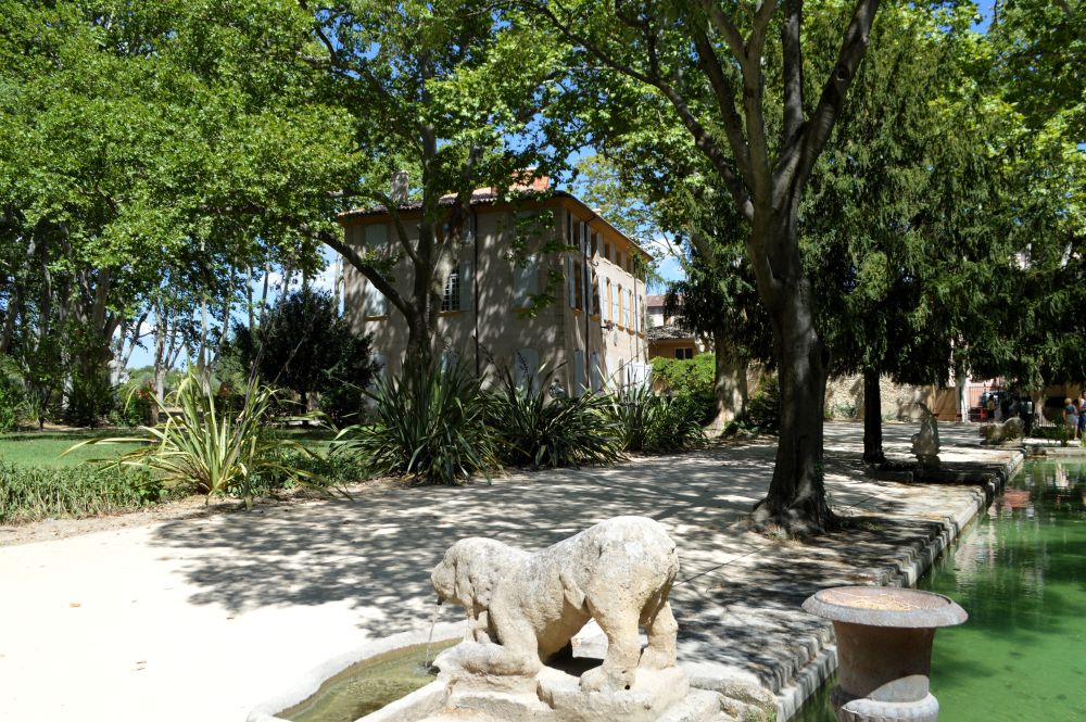 au bord du bassin de la bastide du Jas de Bouffan à Aix en Provence