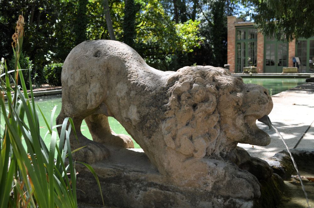 fontaine en forme de lion au bord du bassin de la bastide du Jas de Bouffan à Aix en Provence