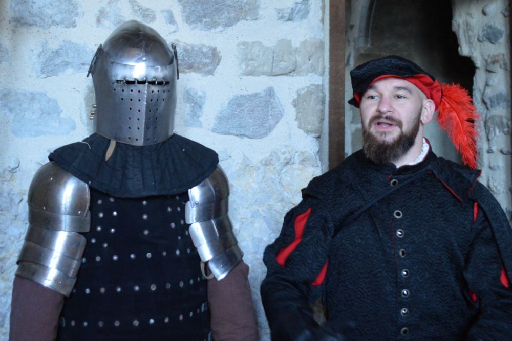 le maitre d'armes présente une armure