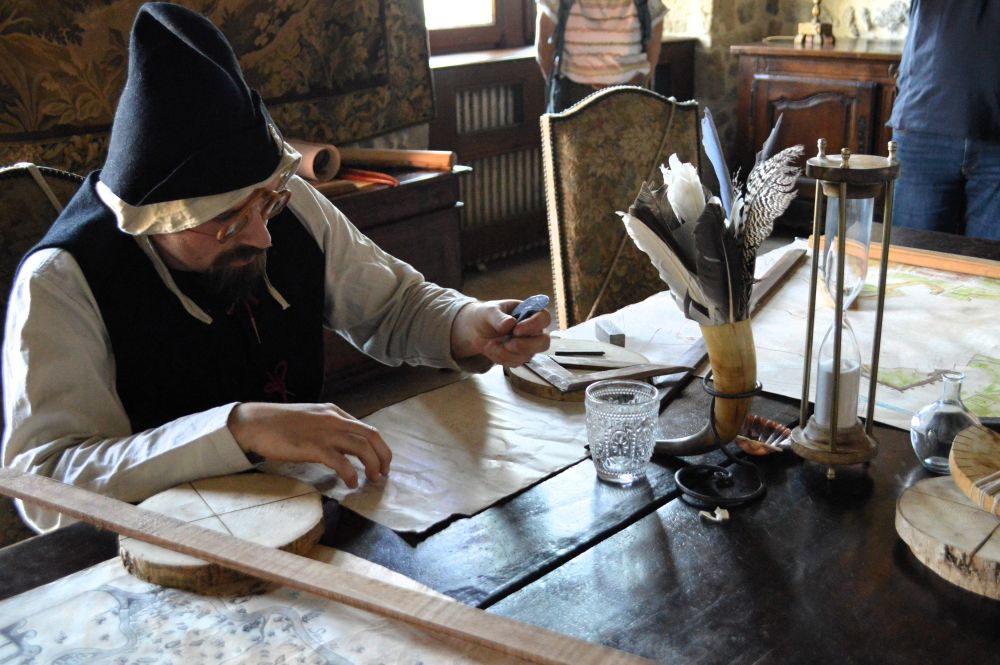 l'aide géographe reporte les mesures sur une carte