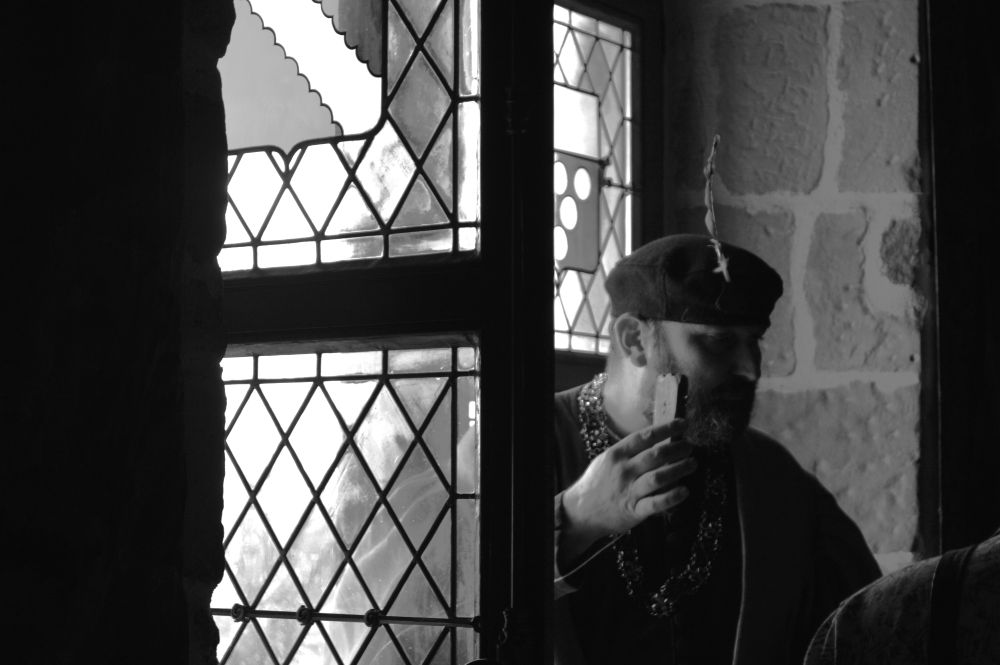 le géographe prend des mesures par la fenêtre