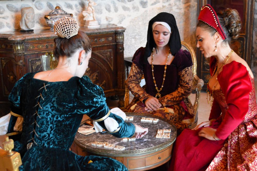 les dames jouent aux dominos