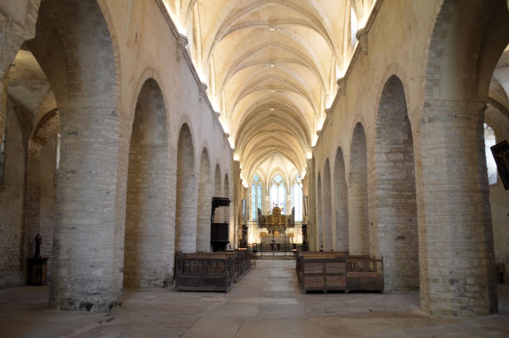 nef d'une église romane