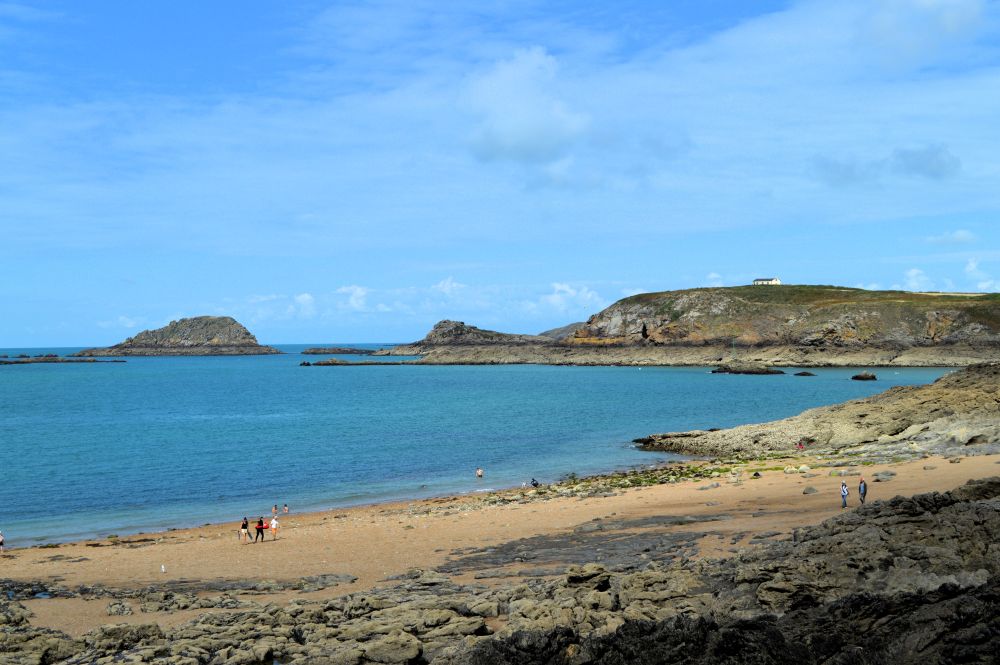 la plage à côté des Rochers sculptés de Rothéneuf à marée basse