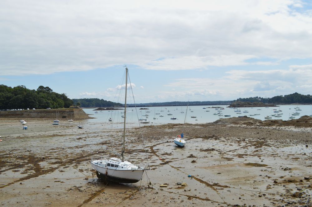 vue sur l'estuaire de la Rance depuis Saint Malo dans le quartier de Saint Servan à marée basse