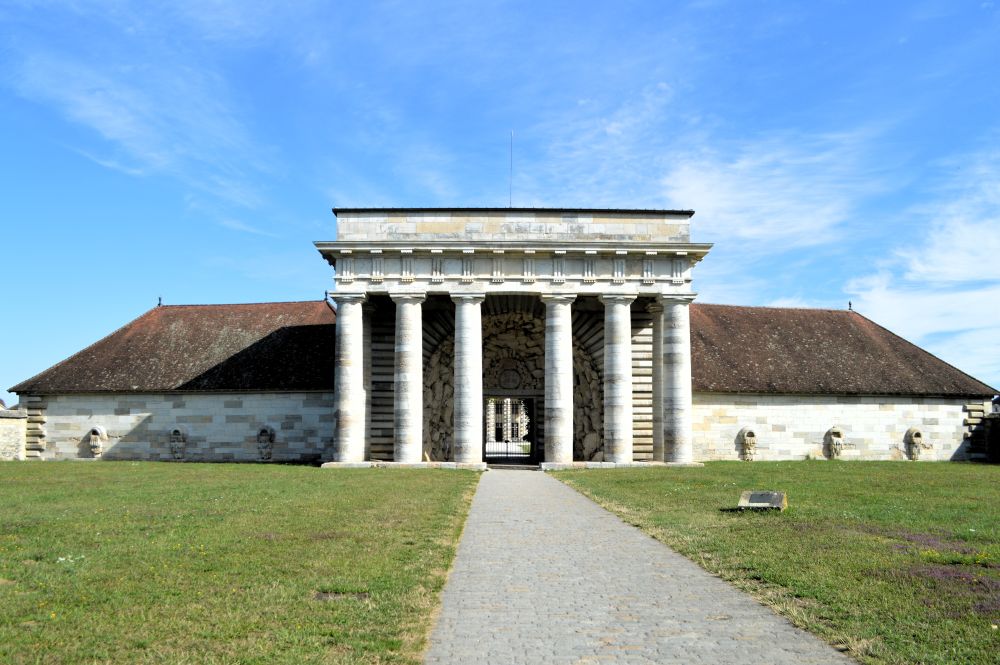 Le bâtiment d'entrée de la saline royale d'Arc et Senans