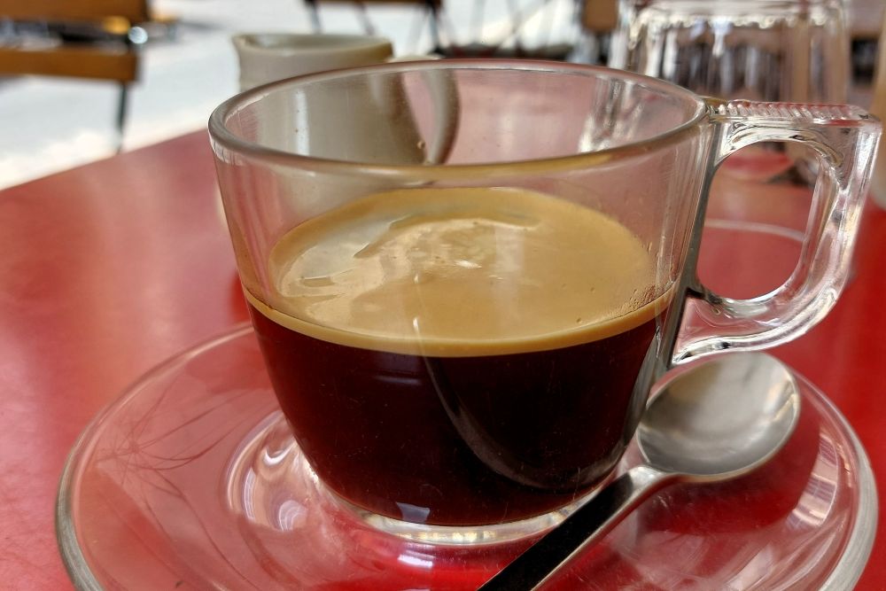 une tasse de café sur une table rouge