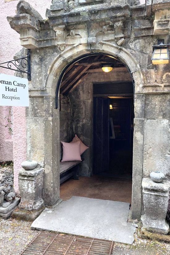 L'entrée du Roman Camp Hotel à Callander en Ecose