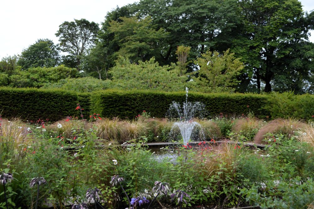 parterre fleuri dans les jardins de Dunvegan Castle