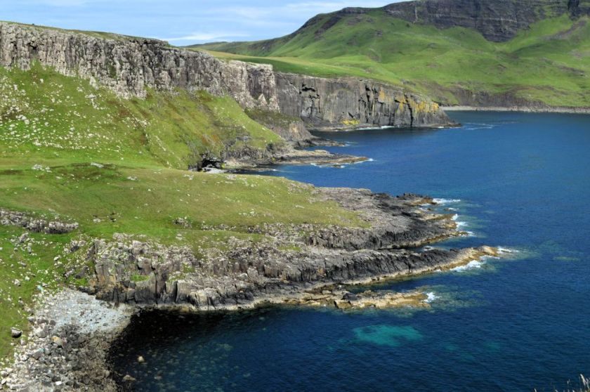 vue sur la côte de l'île de Skye en Ecosse aux environs de Nest point