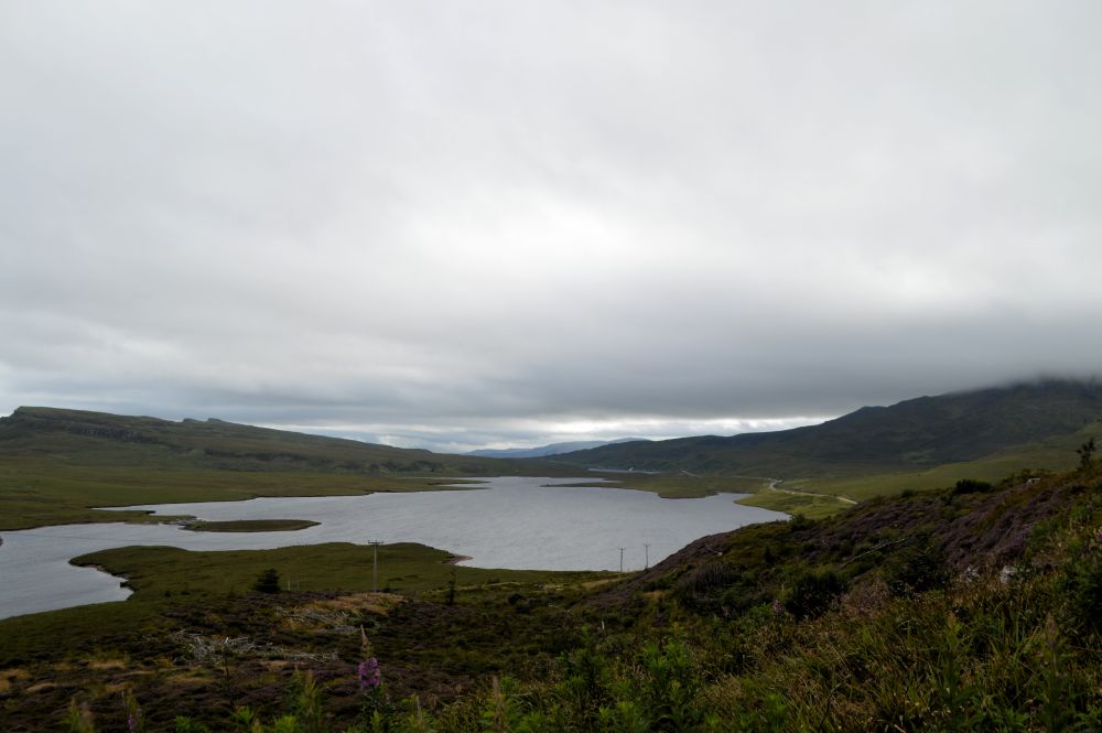 Loch Leithan depuis Old Man of Storr par temps gris