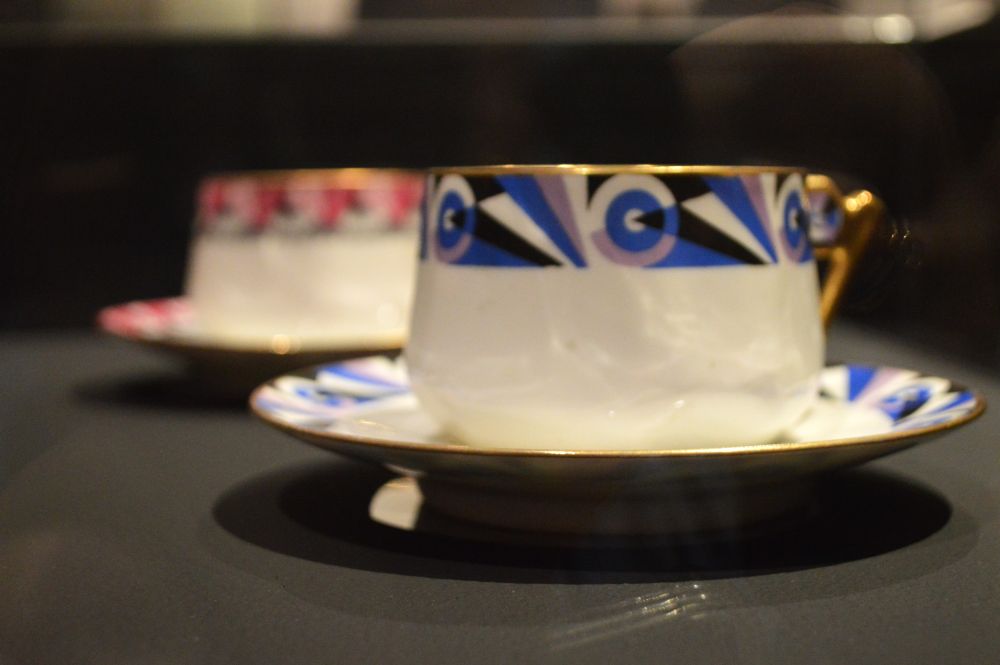 tasses et sous-tasses en porcelaine